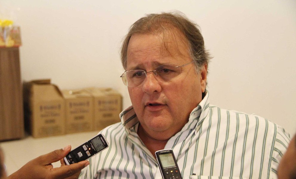 Em resposta às declarações do presidente do PT na Bahia, Everaldo Anunciação, de que PMDB, DEM e PSDB também devem ser investigados por crimes eleitorais, como desvio de dinheiro, o dirigente local do PMDB, Geddel Vieira Lima, afirma que o PT tem tentado denegrir a imagem dos outros partidos a partir de seus erros e volta a pregar fim da aliança com os petistas; "Se o PMDB não presta, como eles falam, podem pedir o nosso afastamento. Seria um favor" (Foto: Romulo Faro) Em resposta às declarações do presidente do PT na Bahia, Everaldo Anunciação, de que PMDB, DEM e PSDB também devem ser investigados por crimes eleitorais, como desvio de dinheiro, o dirigente local do PMDB, Geddel Vieira Lima, afirma que o PT tem tentado denegrir a imagem dos outros partidos a partir de seus erros e volta a pregar fim da aliança com os petistas; "Se o PMDB não presta, como eles falam, podem pedir o nosso afastamento. Seria um favor"