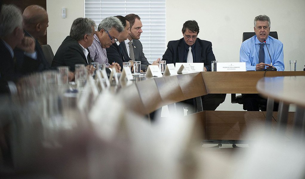 Todos os servidores do governo do Distrito Federal terão seus salários depositados integralmente nesta sexta-feira (6), quinto dia útil deste mês; o pagamento é referente a fevereiro; com o aporte de R$ 174 milhões dos recursos provenientes de fundos distritais, não será necessário dividir os vencimentos acima de R$ 9 mil em março; "A prioridade do governo é pagar os salários e as despesas referentes a 2015", afirmou o governador Rodrigo Rollemberg; no entanto, o chefe do Executivo fez um alerta: "a situação financeira do DF ainda é muito grave e queremos a colaboração de todos para superar essa crise" (Foto: Leonardo Lucena) Todos os servidores do governo do Distrito Federal terão seus salários depositados integralmente nesta sexta-feira (6), quinto dia útil deste mês; o pagamento é referente a fevereiro; com o aporte de R$ 174 milhões dos recursos provenientes de fundos distritais, não será necessário dividir os vencimentos acima de R$ 9 mil em março; "A prioridade do governo é pagar os salários e as despesas referentes a 2015", afirmou o governador Rodrigo Rollemberg; no entanto, o chefe do Executivo fez um alerta: "a situação financeira do DF ainda é muito grave e queremos a colaboração de todos para superar essa crise"