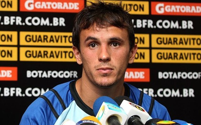 O contrato de Lucas no Verdão será de pelo menos dois temporadas. No Palmeiras, Lucas contará com o apoio de Oswaldo de Oliveira, que o comandou durante a passagem de ambos pelo Botafogo (Foto: Luis Mauro Queiroz) O contrato de Lucas no Verdão será de pelo menos dois temporadas. No Palmeiras, Lucas contará com o apoio de Oswaldo de Oliveira, que o comandou durante a passagem de ambos pelo Botafogo