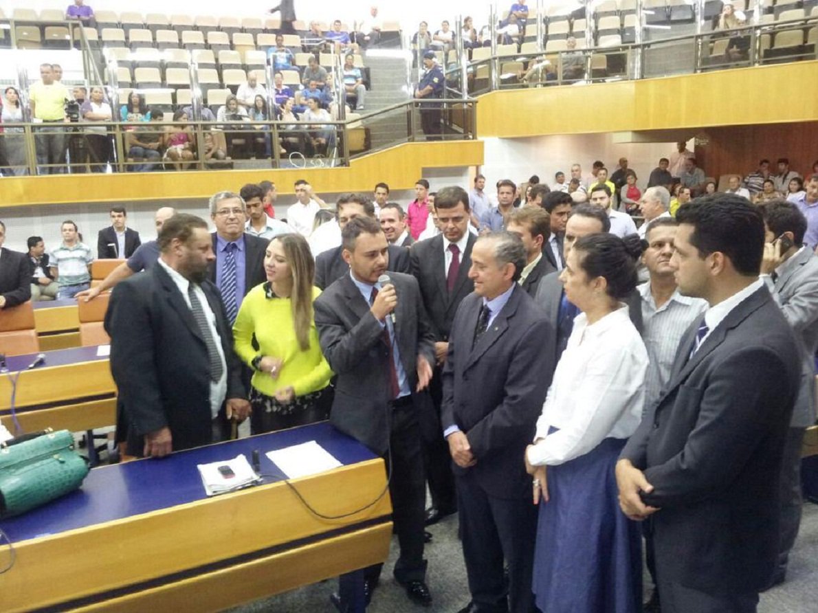 Articulação da oposição funcionou e base aliada de Paulo Garcia nem sequer apresentou chapa para rivalizar com Anselmo Pereira (PSDB); tucano vira presidente da Câmara Municipal após 30 anos no Legislativo e comandará a Casa no próximo biênio; derrota da situação comprova esfacelamento da base de apoio ao prefeito e fecha ano do petista da pior maneira; enfrentando crise na prefeitura há quase dois anos, Paulo Garcia perde a única rede de sustentação política que lhe restava e vê grupo do governador Marconi Perillo sair na frente na disputa pelo Paço Municipal em 2016 (Foto: José Barbacena) Articulação da oposição funcionou e base aliada de Paulo Garcia nem sequer apresentou chapa para rivalizar com Anselmo Pereira (PSDB); tucano vira presidente da Câmara Municipal após 30 anos no Legislativo e comandará a Casa no próximo biênio; derrota da situação comprova esfacelamento da base de apoio ao prefeito e fecha ano do petista da pior maneira; enfrentando crise na prefeitura há quase dois anos, Paulo Garcia perde a única rede de sustentação política que lhe restava e vê grupo do governador Marconi Perillo sair na frente na disputa pelo Paço Municipal em 2016