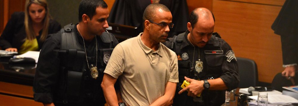 O traficante Luiz Fernando da Costa, o Fernandinho Beira-Mar, volta a julgamento, no Fórum do Rio de Janeiro, acusado de ter liderado uma guerra de facções dentro do presídio de segurança máxima Bangu I, em 2002; o julgamento está previsto para começar às 13h, no 1º Tribunal do Júri; o traficante chegará ao tribunal sob a guarda de 200 agentes das polícias Federal e Militar e do Departamento Penitenciário Nacional (Depen) (Foto: Leonardo Lucena) O traficante Luiz Fernando da Costa, o Fernandinho Beira-Mar, volta a julgamento, no Fórum do Rio de Janeiro, acusado de ter liderado uma guerra de facções dentro do presídio de segurança máxima Bangu I, em 2002; o julgamento está previsto para começar às 13h, no 1º Tribunal do Júri; o traficante chegará ao tribunal sob a guarda de 200 agentes das polícias Federal e Militar e do Departamento Penitenciário Nacional (Depen)