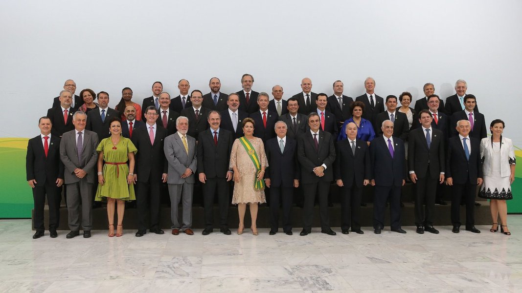 Está na hora de diminuir o tamanho do Estado. Nada mais justo que, em tempos de sacrifícios para a sociedade, o governo dê o exemplo. Quanto mais alto é o exemplo mais pedagógico ele será (Foto: Renan Calheiros) Está na hora de diminuir o tamanho do Estado. Nada mais justo que, em tempos de sacrifícios para a sociedade, o governo dê o exemplo. Quanto mais alto é o exemplo mais pedagógico ele será