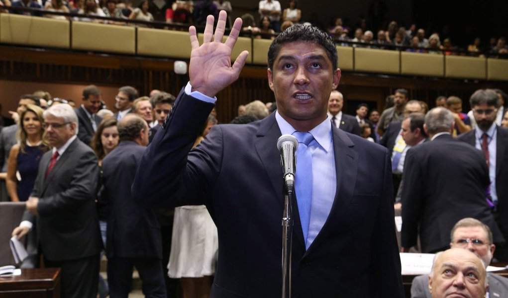 O deputado estadual Jardel (PSD), ex-atacante e ídolo gremista, exonerou 17 pessoas do seu gabinete e função afastamento da Assembleia Legislativa por conta da depressão; o chefe de gabinete, Cristian Lima esclarece que não es trata de renúncia; o ex-companheiro de clube, o deputado federal Danrlei de Deus Hinterholz, que é vice-presidente do partido no Rio Grande do Sul, elaborou um comunicando informando o rompimento político e pessoal com Jardel (Foto: Leonardo Lucena) O deputado estadual Jardel (PSD), ex-atacante e ídolo gremista, exonerou 17 pessoas do seu gabinete e função afastamento da Assembleia Legislativa por conta da depressão; o chefe de gabinete, Cristian Lima esclarece que não es trata de renúncia; o ex-companheiro de clube, o deputado federal Danrlei de Deus Hinterholz, que é vice-presidente do partido no Rio Grande do Sul, elaborou um comunicando informando o rompimento político e pessoal com Jardel