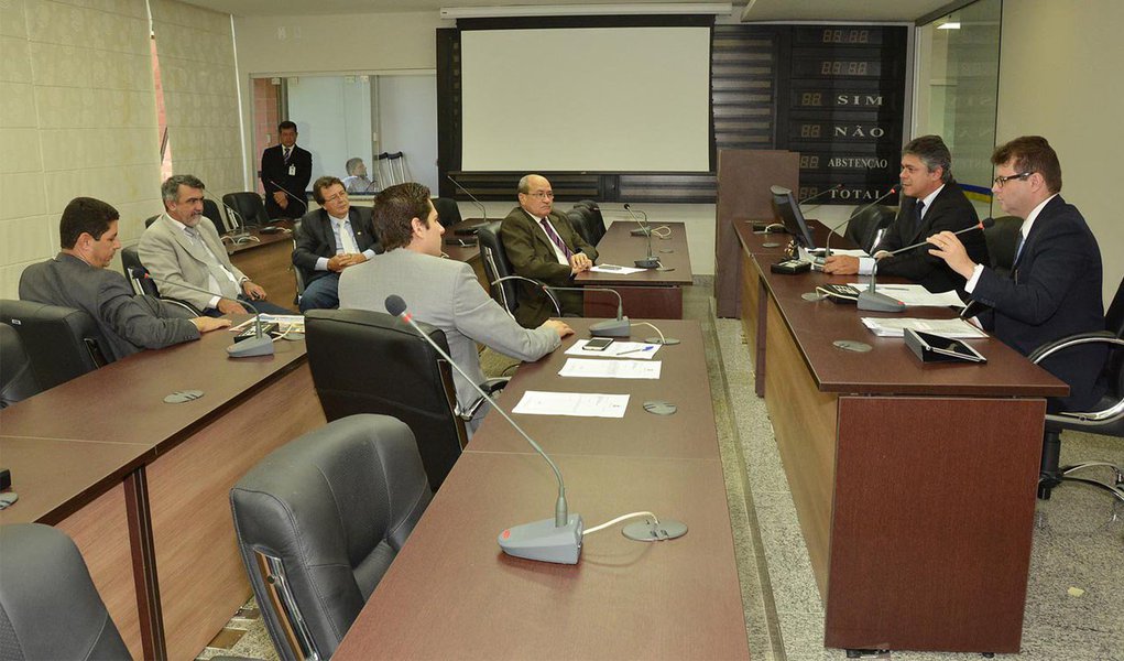 CPI da Saneatins aprovou nessa terça-feira, 7, pedido de informações ao Conselho Administrativo de Defesa Econômica (Cade) sobre compra e venda das ações da EMSA e da Saneatins pela Odebrecht, principalmente no que tange ao valor da transação; em tom de ironia, deputado Vilmar de Oliveira (SD) afirmou que o Governo “vendeu o filé e ficou com o osso do serviço de saneamento"; segundo ele, Agência Tocantinense de Saneamento (ATS) contrata a própria Odebrecht para realizar os serviços nas cidades sob sua responsabilidade; “Isso precisa de explicação” (Foto: Aquiles Lins) CPI da Saneatins aprovou nessa terça-feira, 7, pedido de informações ao Conselho Administrativo de Defesa Econômica (Cade) sobre compra e venda das ações da EMSA e da Saneatins pela Odebrecht, principalmente no que tange ao valor da transação; em tom de ironia, deputado Vilmar de Oliveira (SD) afirmou que o Governo “vendeu o filé e ficou com o osso do serviço de saneamento"; segundo ele, Agência Tocantinense de Saneamento (ATS) contrata a própria Odebrecht para realizar os serviços nas cidades sob sua responsabilidade; “Isso precisa de explicação”