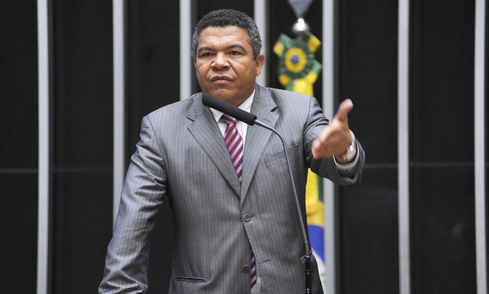 Deputado Valmir Assunção (PT-BA) defendeu em discurso na Câmara o prosseguimento do trabalho do procurador-geral da República, Rodrigo Janot, responsável por investigações como a operação Lava Jato; "Existe uma tentativa de mudar as regras no meio do jogo mais uma vez, como foi na PEC da Bengala, por interesses próprios, escusos e nefastos para o Brasil, democracia e Poder Judiciário. O mandato de dois anos é menor que o tempo de qualquer processo judicial, portanto é muito mais que razoável que os procuradores-gerais possam se reeleger" (Foto: Romulo Faro) Deputado Valmir Assunção (PT-BA) defendeu em discurso na Câmara o prosseguimento do trabalho do procurador-geral da República, Rodrigo Janot, responsável por investigações como a operação Lava Jato; "Existe uma tentativa de mudar as regras no meio do jogo mais uma vez, como foi na PEC da Bengala, por interesses próprios, escusos e nefastos para o Brasil, democracia e Poder Judiciário. O mandato de dois anos é menor que o tempo de qualquer processo judicial, portanto é muito mais que razoável que os procuradores-gerais possam se reeleger"