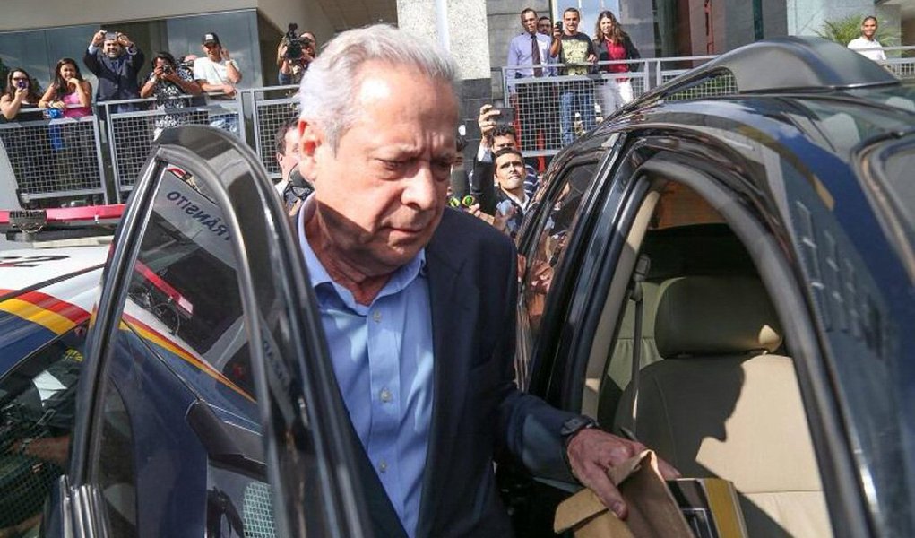 O ex-ministro da Casa Civil José Dirceu irá passar o final de semana em sua residência em Brasília. Ele está sendo submetido a uma série de exames para acompanhar a evolução de um hematoma no cérebro; segundo assessores de Dirceu, o ex-ministro é hipertenso e sentiu-se mal na última segunda-feira e o problema está sendo atribuído a um "pico de pressão". ; os exames realizados na última segunda-feira apontaram que o ex-ministro teria tido uma "ectasia do espaço liquótico bifrontal", uma espécie de hematoma no cérebro.; os resultados dos últimos exames devem ficar prontos no início da próxima semana (Foto: Paulo Emílio) O ex-ministro da Casa Civil José Dirceu irá passar o final de semana em sua residência em Brasília. Ele está sendo submetido a uma série de exames para acompanhar a evolução de um hematoma no cérebro; segundo assessores de Dirceu, o ex-ministro é hipertenso e sentiu-se mal na última segunda-feira e o problema está sendo atribuído a um "pico de pressão". ; os exames realizados na última segunda-feira apontaram que o ex-ministro teria tido uma "ectasia do espaço liquótico bifrontal", uma espécie de hematoma no cérebro.; os resultados dos últimos exames devem ficar prontos no início da próxima semana