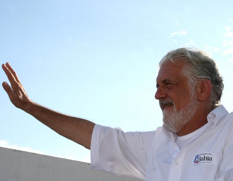 Governador da Bahia ainda faz mistério sobre seu cargo no governo da presidente Dilma Rousseff e, apesar da expectativa de que vá ser poderoso na Esplanada dos Ministérios, Jaques Wagner afirma que não quer gozar de tal status; "Quero ficar na minha, longe do holofote. Minha assessoria sabe quantas entrevistas para a imprensa nacional eu recusei. Não me interessa isso. A generosidade e a humildade são as melhores companhias para um vitorioso. Não se pode ser mesquinho nem exibido. Não é falsa modéstia, é inteligência" (Foto: Romulo Faro) Governador da Bahia ainda faz mistério sobre seu cargo no governo da presidente Dilma Rousseff e, apesar da expectativa de que vá ser poderoso na Esplanada dos Ministérios, Jaques Wagner afirma que não quer gozar de tal status; "Quero ficar na minha, longe do holofote. Minha assessoria sabe quantas entrevistas para a imprensa nacional eu recusei. Não me interessa isso. A generosidade e a humildade são as melhores companhias para um vitorioso. Não se pode ser mesquinho nem exibido. Não é falsa modéstia, é inteligência"
