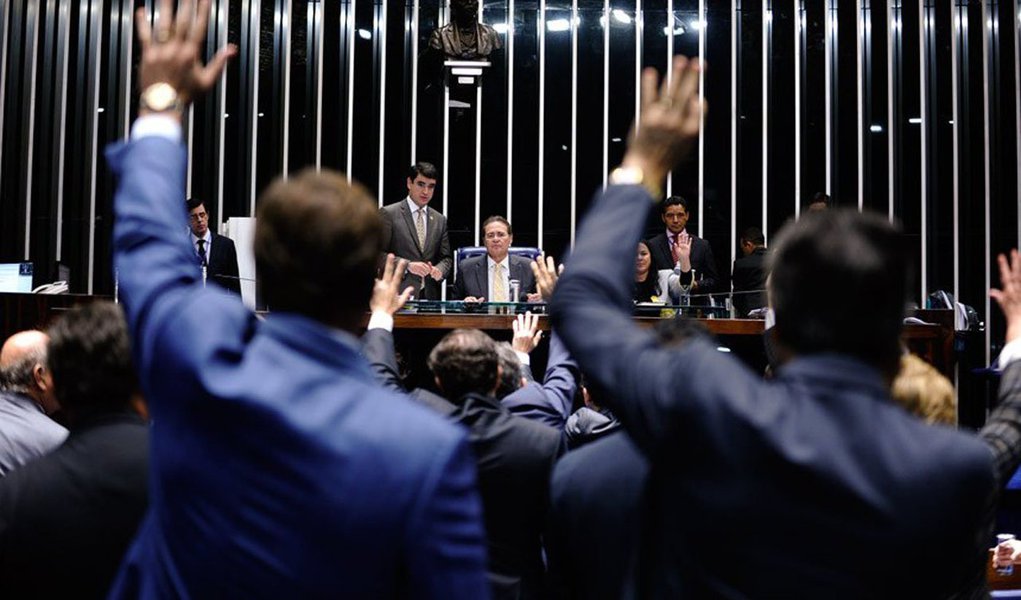 Depois de mais de sete horas de debate com o ministro da Fazenda, Joaquim Levy, senadores se desentendem e permitem vitória momentânea do governo; pauta será retomada com impasse sobre temas do pacto federativo; "O Plenário já demonstrou que não vai sonegar essa discussão. Como a matéria é importante, é preciso dar um tempo para que seja construída uma solução que equilibre definitivamente os interesses dos estados brasileiros", disse o presidente do Senado, Renan Calheiros (PMDB-AL) (Foto: Roberta Namour) Depois de mais de sete horas de debate com o ministro da Fazenda, Joaquim Levy, senadores se desentendem e permitem vitória momentânea do governo; pauta será retomada com impasse sobre temas do pacto federativo; "O Plenário já demonstrou que não vai sonegar essa discussão. Como a matéria é importante, é preciso dar um tempo para que seja construída uma solução que equilibre definitivamente os interesses dos estados brasileiros", disse o presidente do Senado, Renan Calheiros (PMDB-AL)