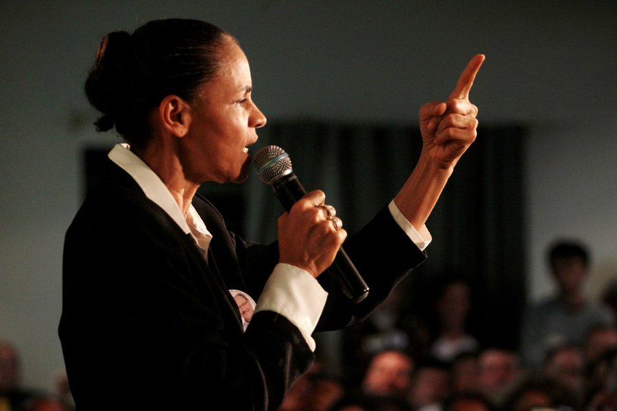 Coordenação do Movimento Nacional dos Direitos Humanos (MNDH) diz nunca ter sido procurada pela equipe de campanha da candidata do PSB, que disse ter utilizado propostas do movimento em seu programa de governo; a justificativa de Marina Silva veio depois de o presidenciável pelo PSDB, Aécio Neves, ter acusado a adversária de copiar projeto lançado por FHC em 2002; Marina então respondeu que os trechos eram "reivindicações históricas" do MNDH; "Seus dirigentes jamais foram procurados ou tiveram quaisquer tratativas para a utilização das suas propostas", manifestou-se a entidade (Foto: Gisele Federicce) Coordenação do Movimento Nacional dos Direitos Humanos (MNDH) diz nunca ter sido procurada pela equipe de campanha da candidata do PSB, que disse ter utilizado propostas do movimento em seu programa de governo; a justificativa de Marina Silva veio depois de o presidenciável pelo PSDB, Aécio Neves, ter acusado a adversária de copiar projeto lançado por FHC em 2002; Marina então respondeu que os trechos eram "reivindicações históricas" do MNDH; "Seus dirigentes jamais foram procurados ou tiveram quaisquer tratativas para a utilização das suas propostas", manifestou-se a entidade