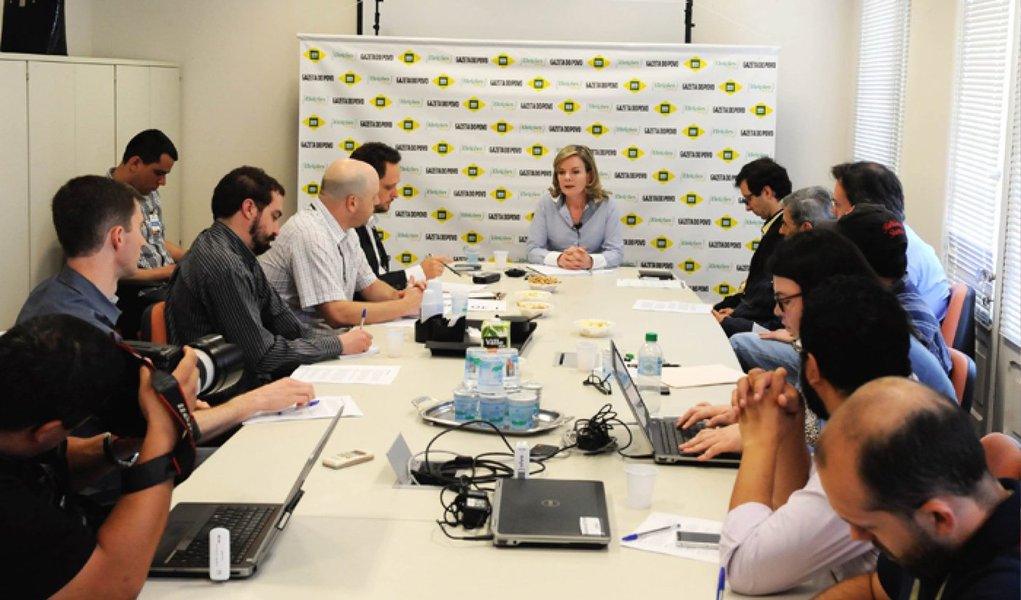 A candidata ao governo estadual Gleisi Hoffmann (PT) criticou o governador Beto Richa (PSDB) ao dizer que o tucano não tem capacidade para apresentar projetos e atrair investimentos para o Paraná; “Eu nunca vi esse governador em Brasília, nunca sentou com uma mesa para discutir as prioridades”, disse a ex-ministra-chefe da Casa Civil; sobre a polêmica questão da liberação do empréstimo de R$ 817 milhões do Proinveste, a petista reafirmou que o gestor não cumpriu a Lei de Responsabilidade Fiscal, não investindo o mínimo necessário em Saúde para que o valor fosse liberado (Foto: Leonardo Lucena) A candidata ao governo estadual Gleisi Hoffmann (PT) criticou o governador Beto Richa (PSDB) ao dizer que o tucano não tem capacidade para apresentar projetos e atrair investimentos para o Paraná; “Eu nunca vi esse governador em Brasília, nunca sentou com uma mesa para discutir as prioridades”, disse a ex-ministra-chefe da Casa Civil; sobre a polêmica questão da liberação do empréstimo de R$ 817 milhões do Proinveste, a petista reafirmou que o gestor não cumpriu a Lei de Responsabilidade Fiscal, não investindo o mínimo necessário em Saúde para que o valor fosse liberado