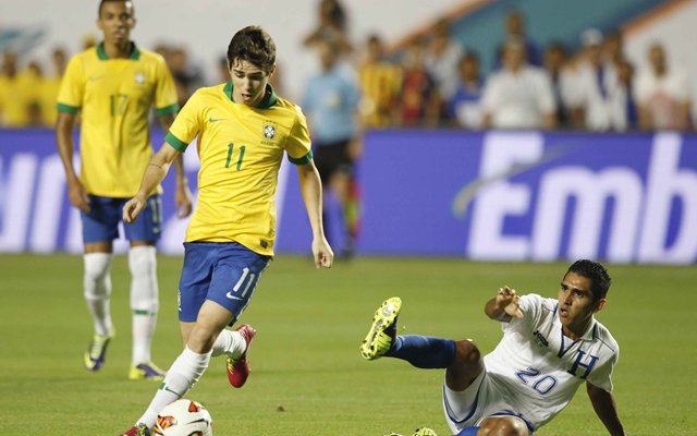 "A gente ajuda na marcação partindo lá da frente, pressionando os volantes e os zagueiros para não deixar eles pensarem, porque são eles que começam as jogadas. Nossos atacantes e meias fazem isso muito bem, então quando chega lá atrás nosso time está bem compacto", comentou. (Foto: Luis Mauro Queiroz) "A gente ajuda na marcação partindo lá da frente, pressionando os volantes e os zagueiros para não deixar eles pensarem, porque são eles que começam as jogadas. Nossos atacantes e meias fazem isso muito bem, então quando chega lá atrás nosso time está bem compacto", comentou.