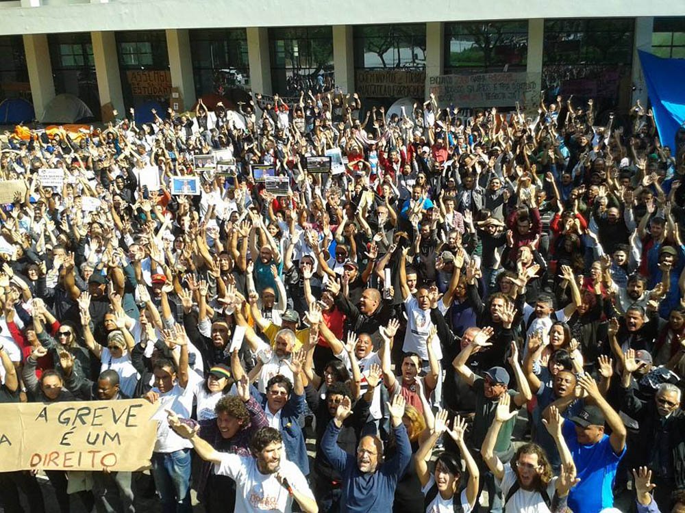 Proposta oferece reajuste salarial de 5,2%, parcelado em duas vezes: em outubro e janeiro do próximo ano. No entanto, a concordância não significa o fim da greve, que deve ser decido na próxima quinta-feira, após novas reuniões. Os funcionários da Universidade de São Paulo estão em greve há 104 dias (Foto: Gisele Federicce) Proposta oferece reajuste salarial de 5,2%, parcelado em duas vezes: em outubro e janeiro do próximo ano. No entanto, a concordância não significa o fim da greve, que deve ser decido na próxima quinta-feira, após novas reuniões. Os funcionários da Universidade de São Paulo estão em greve há 104 dias