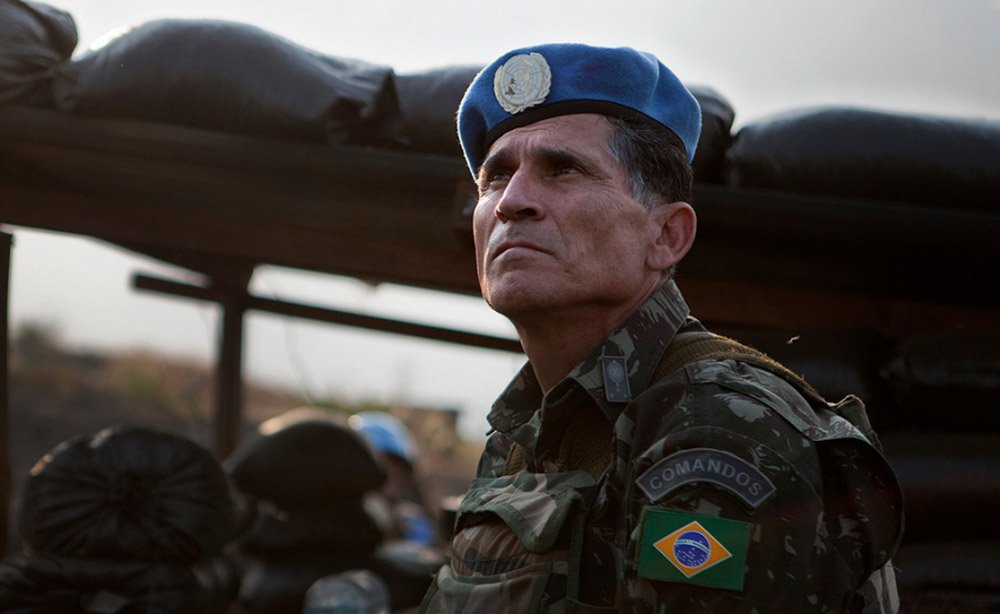 O helicóptero em que viajava o general brasileiro Carlos Alberto dos Santos Cruz foi alvo de um ataque por rebeldes na República Democrática do Congo; no ataque, que ocorreu na segunda-feira (4), o piloto conseguiu realizar um pouso de emergência e o general saiu ileso; no dia seguinte, os rebeldes atacaram soldados da Tanzânia que integram uma força de paz da Organização das Nações Unidas (ONU) matando dois militares e deixando outros 13 feridos; de acordo com o general Cruz, as operações militares contra os grupos rebeldes no Congo devem ser intensificadas (Foto: Paulo Emílio) O helicóptero em que viajava o general brasileiro Carlos Alberto dos Santos Cruz foi alvo de um ataque por rebeldes na República Democrática do Congo; no ataque, que ocorreu na segunda-feira (4), o piloto conseguiu realizar um pouso de emergência e o general saiu ileso; no dia seguinte, os rebeldes atacaram soldados da Tanzânia que integram uma força de paz da Organização das Nações Unidas (ONU) matando dois militares e deixando outros 13 feridos; de acordo com o general Cruz, as operações militares contra os grupos rebeldes no Congo devem ser intensificadas