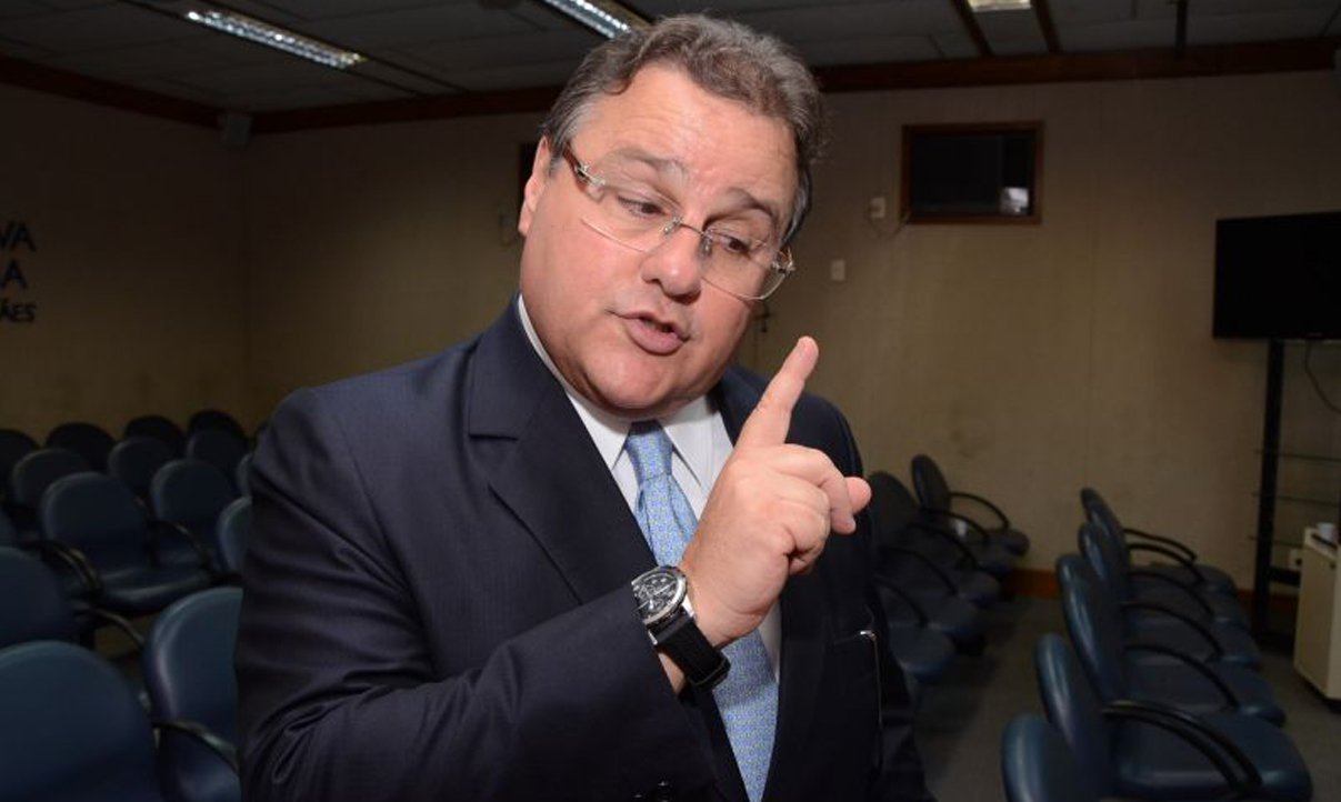 Secretário nacional do PMDB, Geddel Vieira Lima disse que não é solidário aos colegas de partido citados pelo ex-diretor da Petrobras Paulo Roberto Costa em suposto esquema de corrupção em contratos da estatal e defende que os peemedebistas envolvidos devem sofrer punição; "Não sou citado em nada. Quem deve falar alguma coisa é quem foi citado. Isso não atinge o partido em nada. Não sou solidário e nem compactuou com isso. Que se explodam" (Foto: Romulo Faro) Secretário nacional do PMDB, Geddel Vieira Lima disse que não é solidário aos colegas de partido citados pelo ex-diretor da Petrobras Paulo Roberto Costa em suposto esquema de corrupção em contratos da estatal e defende que os peemedebistas envolvidos devem sofrer punição; "Não sou citado em nada. Quem deve falar alguma coisa é quem foi citado. Isso não atinge o partido em nada. Não sou solidário e nem compactuou com isso. Que se explodam"