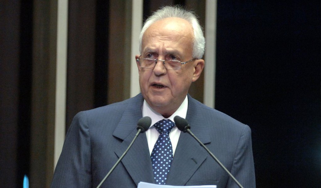 O senador Jarbas Vasconcelos (PMDB-PE) criticou nesta quarta-feira (3), em Plenário, a forma como o PT se refere aos seus opositores durante a campanha, especialmente à candidata do PSB, Marina Silva; para o peemedebista, o comportamento mostra o "desespero" de um partido que não teria mais capacidade para governar o país e encontrar soluções para os problemas que afligem a população; segundo ele, "o governo se transformou numa seita fundamentalista" que "frustrou as expectativas dos brasileiros" (Foto: Paulo Emílio) O senador Jarbas Vasconcelos (PMDB-PE) criticou nesta quarta-feira (3), em Plenário, a forma como o PT se refere aos seus opositores durante a campanha, especialmente à candidata do PSB, Marina Silva; para o peemedebista, o comportamento mostra o "desespero" de um partido que não teria mais capacidade para governar o país e encontrar soluções para os problemas que afligem a população; segundo ele, "o governo se transformou numa seita fundamentalista" que "frustrou as expectativas dos brasileiros"