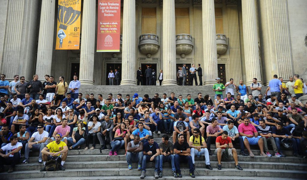 Centenas de candidatos que fizeram o concurso para soldado da Polícia Militar do Estado do Rio de Janeiro reuniram-se, em frente à Assembleia Legislativa, no centro da cidade, para pedir o apoio dos deputados para a anulação do certame; os candidatos reclamaram do teor de algumas questões, mas não constavam do edital (Foto: Leonardo Lucena) Centenas de candidatos que fizeram o concurso para soldado da Polícia Militar do Estado do Rio de Janeiro reuniram-se, em frente à Assembleia Legislativa, no centro da cidade, para pedir o apoio dos deputados para a anulação do certame; os candidatos reclamaram do teor de algumas questões, mas não constavam do edital