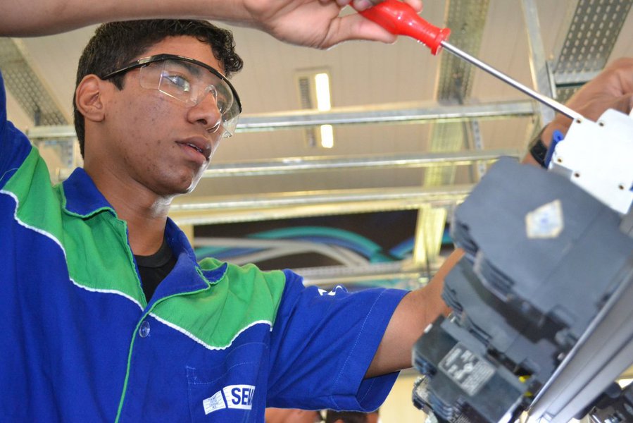 Número de trabalhadores empregados na indústria cresceu 1,7% entre os anos 2011 e 2012, segundo dados da Pesquisa Industrial Anual (PIA) do IBGE, divulgados nesta quarta-feira 3; total de ocupados na indústria chegou a 8,78 milhões em 2012 (Foto: Gisele Federicce) Número de trabalhadores empregados na indústria cresceu 1,7% entre os anos 2011 e 2012, segundo dados da Pesquisa Industrial Anual (PIA) do IBGE, divulgados nesta quarta-feira 3; total de ocupados na indústria chegou a 8,78 milhões em 2012