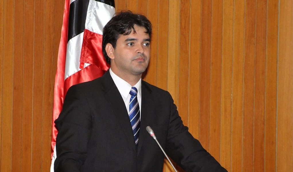 O deputado federal Rubens Júnior (PC doB-MA) apresentou um projeto para limitar os gastos de candidatos a prefeitura e a vereador na campanha de 2016; é que informa o colunista Lauro Jardim; de acordo com a proposta, nos municípios com até 200 mil eleitores, cada candidato a prefeito poderá gastar até R$ 5,00 por eleitor, e a vereador até um R$ 1,00; em cidades maiores, candidatos a prefeito poderão gastar R$ 3,00 por eleitor, e os que concorrem às Câmaras, R$ 0,50 (Foto: Leonardo Lucena) O deputado federal Rubens Júnior (PC doB-MA) apresentou um projeto para limitar os gastos de candidatos a prefeitura e a vereador na campanha de 2016; é que informa o colunista Lauro Jardim; de acordo com a proposta, nos municípios com até 200 mil eleitores, cada candidato a prefeito poderá gastar até R$ 5,00 por eleitor, e a vereador até um R$ 1,00; em cidades maiores, candidatos a prefeito poderão gastar R$ 3,00 por eleitor, e os que concorrem às Câmaras, R$ 0,50