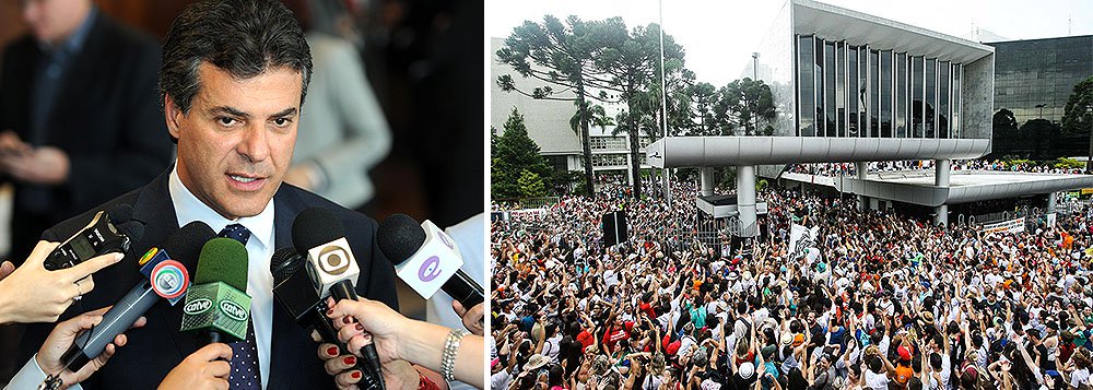 Pressionado por onda de manifestações populares e com o segundo maior déficit em 2014, governador do Paraná, Beto Richa (PSDB), classifica má gestão como um ato de coragem e diz que “o que interessa para a população são as obras”: “As dívidas, nós vamos administrando”; questionado sobre possível ‘estelionato eleitoral’ para se reeleger, ele diz: "Mas ninguém me perguntou se eu ia mexer na previdência"; pacote de ajustes financeiros do tucano prevê a retirada de R$ 8 bilhões do fundo previdenciário destinado ao pagamento dos aposentados e pensionistas e que passaria ao caixa único do governo (Foto: Roberta Namour) Pressionado por onda de manifestações populares e com o segundo maior déficit em 2014, governador do Paraná, Beto Richa (PSDB), classifica má gestão como um ato de coragem e diz que “o que interessa para a população são as obras”: “As dívidas, nós vamos administrando”; questionado sobre possível ‘estelionato eleitoral’ para se reeleger, ele diz: "Mas ninguém me perguntou se eu ia mexer na previdência"; pacote de ajustes financeiros do tucano prevê a retirada de R$ 8 bilhões do fundo previdenciário destinado ao pagamento dos aposentados e pensionistas e que passaria ao caixa único do governo