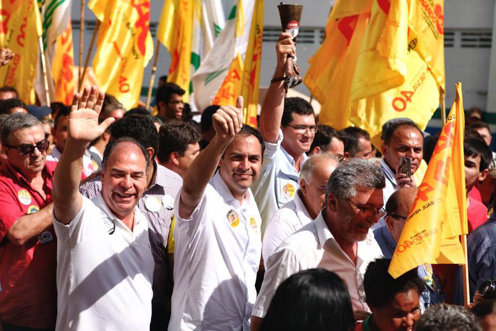 As provocações nas eleições de Pernambuco só tendem a aumentar; ao comentar sobre a última pesquisa eleitoral, o candidato ao governo de Pernambuco Paulo Câmara (PSB) mostrou o seu otimismo e cutucou, indiretamente, ao seu principal adversário na disputa pelo Executivo estadual, o senador Armando Monteiro (PTB); "É só o começo. Vamos continuar crescendo, crescendo e crescendo", disse Câmara, em carreata no Sertão; por sua vez, o vice de Armando, deputado Paulo Rubem (PDT), mostra que está tomando a dianteira para cutucar o PSB: "a propaganda pode muito, mas na hora de governar, não faz muita coisa" (Foto: Leonardo Lucena) As provocações nas eleições de Pernambuco só tendem a aumentar; ao comentar sobre a última pesquisa eleitoral, o candidato ao governo de Pernambuco Paulo Câmara (PSB) mostrou o seu otimismo e cutucou, indiretamente, ao seu principal adversário na disputa pelo Executivo estadual, o senador Armando Monteiro (PTB); "É só o começo. Vamos continuar crescendo, crescendo e crescendo", disse Câmara, em carreata no Sertão; por sua vez, o vice de Armando, deputado Paulo Rubem (PDT), mostra que está tomando a dianteira para cutucar o PSB: "a propaganda pode muito, mas na hora de governar, não faz muita coisa"