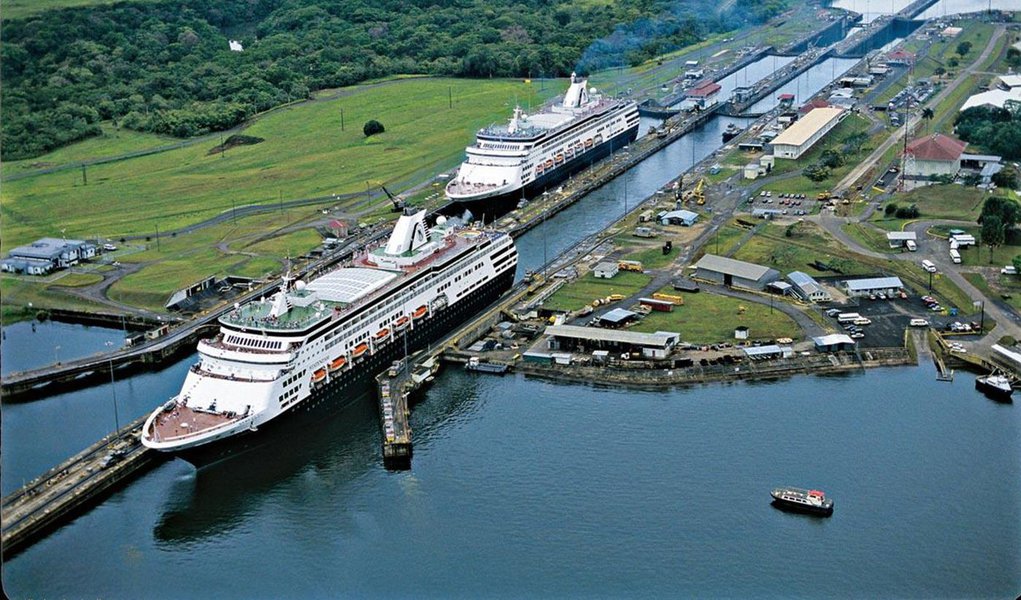 Aos cem anos de idade, o Canal do Panamá passa por uma reforma gigantesca, que agregará uma nova via ao tráfego de supercargueiros. A mudança pode turbinar o comércio mundial e reduzir o consumo de combustíveis fósseis e a emissão de gases de efeito estufa (Foto: Gisele Federicce) Aos cem anos de idade, o Canal do Panamá passa por uma reforma gigantesca, que agregará uma nova via ao tráfego de supercargueiros. A mudança pode turbinar o comércio mundial e reduzir o consumo de combustíveis fósseis e a emissão de gases de efeito estufa