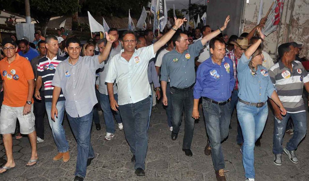 O candidato a governador Marcelo Miranda, da coligação "A experiência faz a mudança", cumpriu agenda em Arraias nesse fim de semana; junto candidatos da coligação, Miranda fez caminhada pelas ruas e cumprimentou populares; segundo a coligação, Marcelo lembrou da construção de 40 mil casas populares nos sete anos de governo e prometeu investir em Habitação se eleito. "Vamos fazer uma grande parceria com a presidente Dilma e com os municípios para, através do Programa Minha Casa Minha Vida, possamos recuperar o tempo perdido", disse Marcelo Miranda (Foto: Aquiles Lins) O candidato a governador Marcelo Miranda, da coligação "A experiência faz a mudança", cumpriu agenda em Arraias nesse fim de semana; junto candidatos da coligação, Miranda fez caminhada pelas ruas e cumprimentou populares; segundo a coligação, Marcelo lembrou da construção de 40 mil casas populares nos sete anos de governo e prometeu investir em Habitação se eleito. "Vamos fazer uma grande parceria com a presidente Dilma e com os municípios para, através do Programa Minha Casa Minha Vida, possamos recuperar o tempo perdido", disse Marcelo Miranda