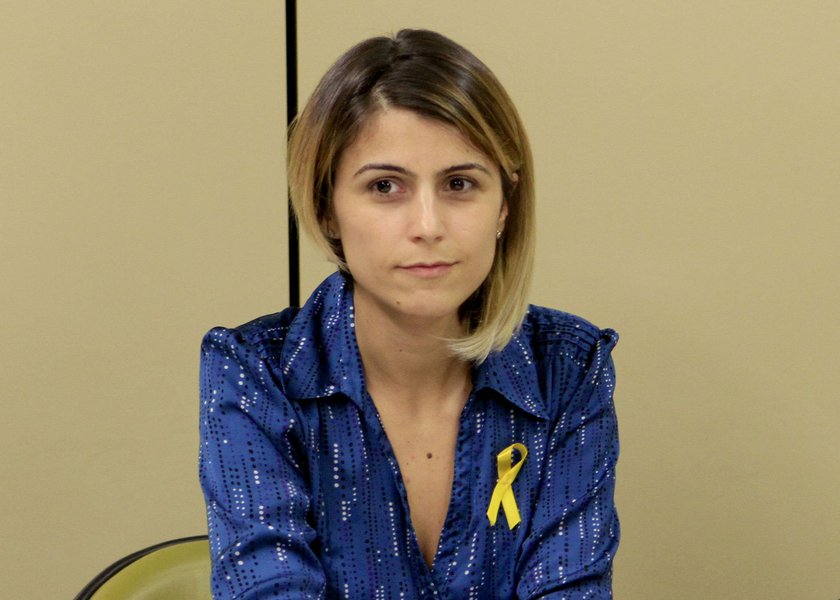 Deputada Manuela D'Ávila (PCdoB) usou seu perfil no Facebook para avaliar o desenrolar da Operação Lava Jato, com divulgação da lista dos políticos denunciados, e falou dos falsos moralistas de plantão que culpam uns aos outros pelos escândalos de corrupção, inclusive "dos que pregam impeachment", e avaliou "que dizer que é um escândalo do PT é maquiar demais a realidade"; a comunista entende que o que estimula os corruptos é o modelo de doação privada das campanhas eleitorais; "Sem mudar esse sistema eleitoral é difícil aprofundar mudanças no Brasil"; leia íntegra (Foto: Romulo Faro) Deputada Manuela D'Ávila (PCdoB) usou seu perfil no Facebook para avaliar o desenrolar da Operação Lava Jato, com divulgação da lista dos políticos denunciados, e falou dos falsos moralistas de plantão que culpam uns aos outros pelos escândalos de corrupção, inclusive "dos que pregam impeachment", e avaliou "que dizer que é um escândalo do PT é maquiar demais a realidade"; a comunista entende que o que estimula os corruptos é o modelo de doação privada das campanhas eleitorais; "Sem mudar esse sistema eleitoral é difícil aprofundar mudanças no Brasil"; leia íntegra