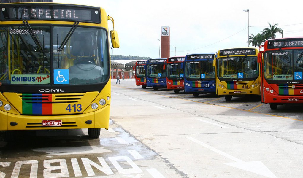 O TSE marcou para o dia 8 de setembro o julgamento do recurso do Sindicato das Empresas de Transporte de Passageiros de Pernambuco (Urbana-PE) contra a decisão do TRT-PE no dissídio coletivo, que aumentou em 10% o salário dos motoristas e dos cobradores de ônibus do Grande Recife; cerca de duas milhões usam diariamente do sistema de transporte de ônibus da região metropolitana (Foto: Leonardo Lucena) O TSE marcou para o dia 8 de setembro o julgamento do recurso do Sindicato das Empresas de Transporte de Passageiros de Pernambuco (Urbana-PE) contra a decisão do TRT-PE no dissídio coletivo, que aumentou em 10% o salário dos motoristas e dos cobradores de ônibus do Grande Recife; cerca de duas milhões usam diariamente do sistema de transporte de ônibus da região metropolitana