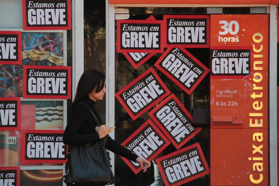 Os bancários de bancos públicos e privados de todo o país entram em greve nacional a partir desta terça-feira 30, por tempo indeterminado; a decisão foi tomada pelas assembleias realizadas pelos sindicatos nesta segunda-feira à noite, que ratificaram as decisões das assembleias do dia 25 e rejeitaram a nova proposta apresentada no sábado 27 pela Fenaban, elevando o índice de reajuste de 7% para 7,35% (Foto: Leonardo Attuch) Os bancários de bancos públicos e privados de todo o país entram em greve nacional a partir desta terça-feira 30, por tempo indeterminado; a decisão foi tomada pelas assembleias realizadas pelos sindicatos nesta segunda-feira à noite, que ratificaram as decisões das assembleias do dia 25 e rejeitaram a nova proposta apresentada no sábado 27 pela Fenaban, elevando o índice de reajuste de 7% para 7,35%