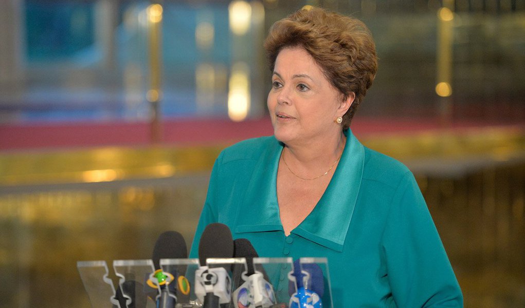 Em pronunciamento no Palácio da Alvorada, a presidente Dilma Rousseff demonstrou "preocupação" com o programa de governo da adversária Marina Silva; ela disse que leu "durante o fim de semana" as propostas da socialista e ficou "muito preocupada" sobre a criação de empregos, principalmente na área da indústria; "Estou me referindo basicamente sobre conteúdo nacional. A política de conteúdo local tem uma base: produzir no Brasil o que pode ser produzido no Brasil. Fico muito preocupada e queria dizer que não fui eleita para desempregar ou reduzir importância da indústria" (Foto: Romulo Faro) Em pronunciamento no Palácio da Alvorada, a presidente Dilma Rousseff demonstrou "preocupação" com o programa de governo da adversária Marina Silva; ela disse que leu "durante o fim de semana" as propostas da socialista e ficou "muito preocupada" sobre a criação de empregos, principalmente na área da indústria; "Estou me referindo basicamente sobre conteúdo nacional. A política de conteúdo local tem uma base: produzir no Brasil o que pode ser produzido no Brasil. Fico muito preocupada e queria dizer que não fui eleita para desempregar ou reduzir importância da indústria"