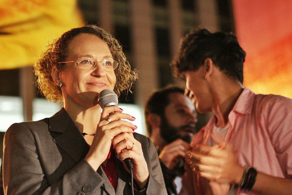Segundo a candidata à Presidência da República pelo PSOL, Luciana Genro, a taxação em 5% sobre fortunas a partir de R$ 50 milhões possibilita que o orçamento para a educação seja dobrado. “O Estado precisa investir na sua juventude e para investir tem que botar muito dinheiro na educação, na universidade para formar os quadros que vão pensar e construir o Brasil, não só no futuro, mas no presente também”, disse (Foto: Roberta Namour) Segundo a candidata à Presidência da República pelo PSOL, Luciana Genro, a taxação em 5% sobre fortunas a partir de R$ 50 milhões possibilita que o orçamento para a educação seja dobrado. “O Estado precisa investir na sua juventude e para investir tem que botar muito dinheiro na educação, na universidade para formar os quadros que vão pensar e construir o Brasil, não só no futuro, mas no presente também”, disse