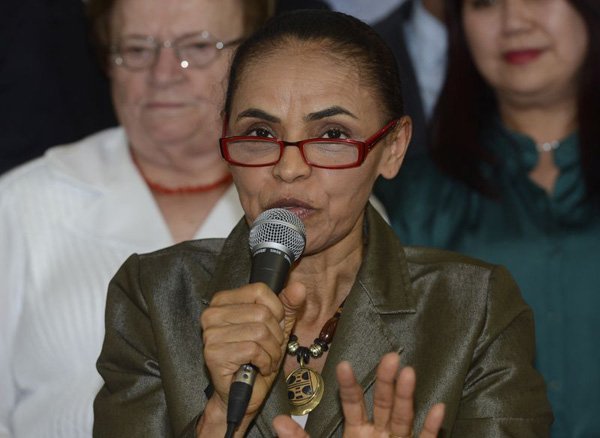 O fator Marina só trouxe uma coisa boa: provar ao país que o problema político não se resolve com falso mágico, mas com uma reforma que liberte a representação popular da chantagem da mídia e dos financiadores de campanha (Foto: Leopoldo Vieira) O fator Marina só trouxe uma coisa boa: provar ao país que o problema político não se resolve com falso mágico, mas com uma reforma que liberte a representação popular da chantagem da mídia e dos financiadores de campanha