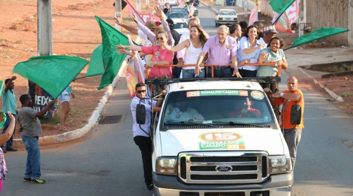 Candidato a governador pelo PMDB parte para o interior nesta reta final de campanha; nesta quinta-feira, Iris e sua carreata passaram por Piracanjuba e Caldas Novas e sexta-feira vão visitar a cidade de Morrinhos; segundo o candidato, o objetivo é intensificar a agenda dos próximos dias para que o maior número possível de municípios seja visitado. “Vamos acelerar nosso trabalho de visitação. Fomos em todas as regiões do Estado" (Foto: José Barbacena) Candidato a governador pelo PMDB parte para o interior nesta reta final de campanha; nesta quinta-feira, Iris e sua carreata passaram por Piracanjuba e Caldas Novas e sexta-feira vão visitar a cidade de Morrinhos; segundo o candidato, o objetivo é intensificar a agenda dos próximos dias para que o maior número possível de municípios seja visitado. “Vamos acelerar nosso trabalho de visitação. Fomos em todas as regiões do Estado"