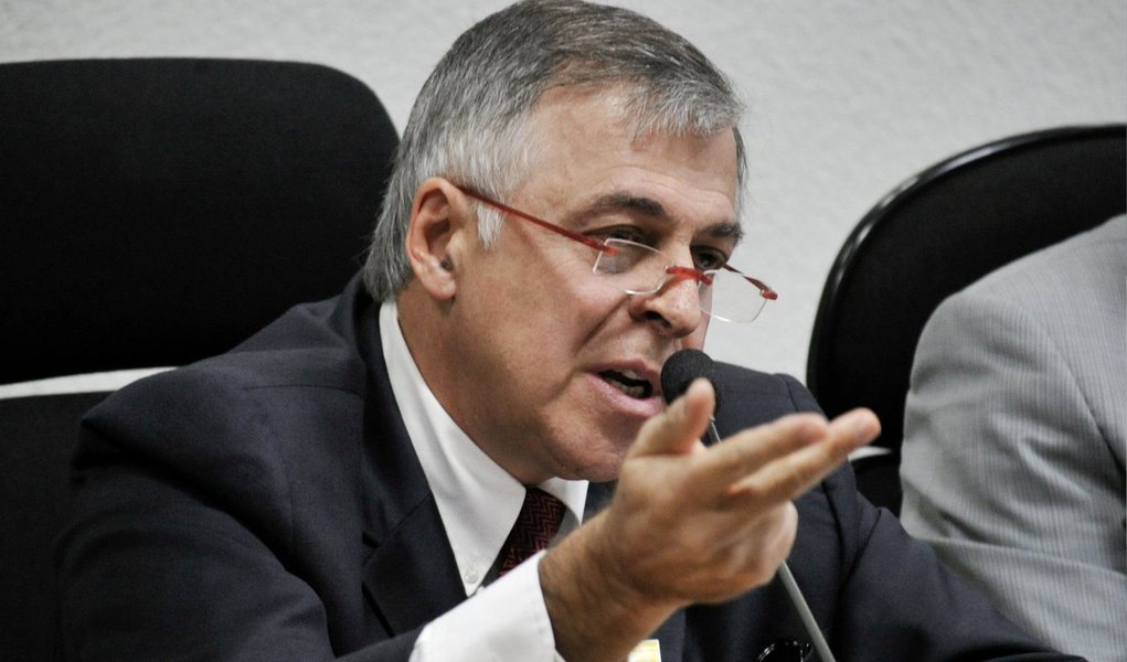Ex-diretor da Petrobras Paulo Roberto Costa iniciou seus depoimentos para ajudar a polícia a desvendar, com detalhes, um esquema de lavagem de dinheiro comandado pelo doleiro Alberto Youssef; o acordo de delação premiada precisa, ainda, ser homologado pelo Supremo Tribunal Federal e pela Procuradoria-Geral da República; ele prevê atenuantes para a pena em troca de informações (Foto: Valter Lima) Ex-diretor da Petrobras Paulo Roberto Costa iniciou seus depoimentos para ajudar a polícia a desvendar, com detalhes, um esquema de lavagem de dinheiro comandado pelo doleiro Alberto Youssef; o acordo de delação premiada precisa, ainda, ser homologado pelo Supremo Tribunal Federal e pela Procuradoria-Geral da República; ele prevê atenuantes para a pena em troca de informações