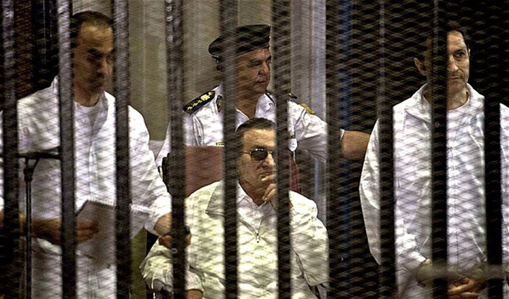 Ditador e dois de seus filhos foram condenados neste sábado (9) por um tribunal do país a três anos de prisão por corrupção; os três estavam presentes no julgamento dentro de uma cela, usando terno e óculos escuros; advogados de Mubarak e de seus filhos Allaa e Gamal podem recorrer da sentença; ex-presidente já tinha sido condenado pelo mesmo crime, mas a sentença anterior foi anulada por um tribunal de recurso, determinando que houvesse um novo julgamento (Foto: Realle Palazzo-Martini) Ditador e dois de seus filhos foram condenados neste sábado (9) por um tribunal do país a três anos de prisão por corrupção; os três estavam presentes no julgamento dentro de uma cela, usando terno e óculos escuros; advogados de Mubarak e de seus filhos Allaa e Gamal podem recorrer da sentença; ex-presidente já tinha sido condenado pelo mesmo crime, mas a sentença anterior foi anulada por um tribunal de recurso, determinando que houvesse um novo julgamento