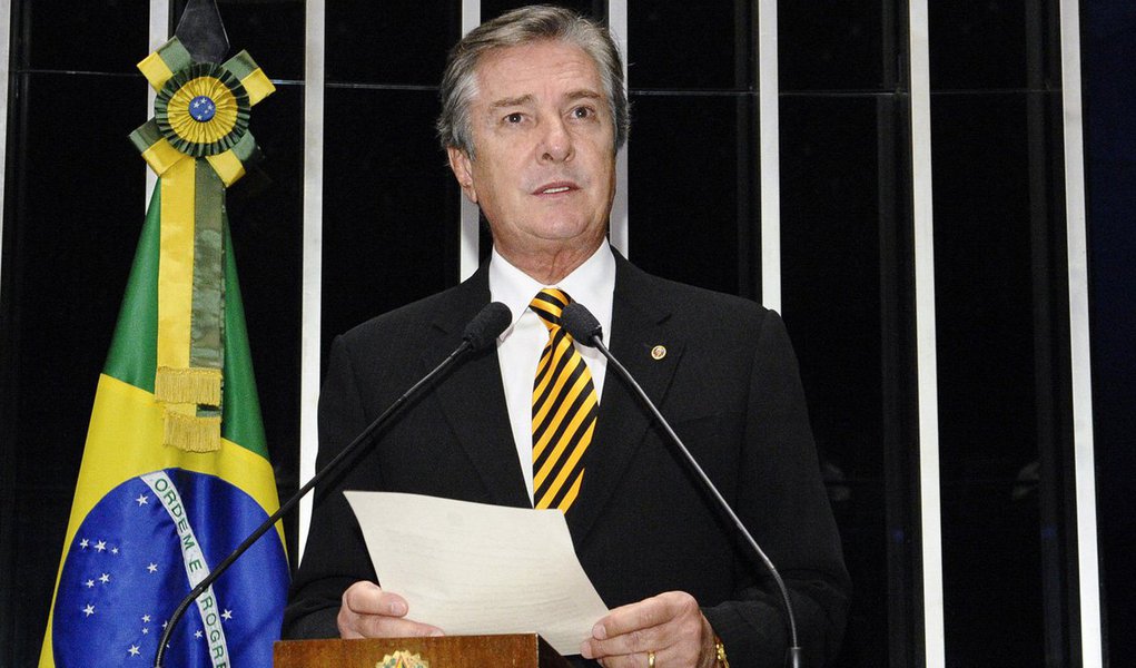 Na tribuna do Senado Federal, o senador Fernando Collor (PTB-AL) discursou nesta terça-feira, 3, chamando a atenção para o impacto que as Medidas Provisórias 664 e 665 vão causar nos trabalhadores; “Não é razoável, menos ainda aceitável, que mais uma vez o trabalhador seja o maior sacrificado direto dos ajustes que o governo precisa implantar na política fiscal”, declarou; para Collor seria mais prudente que o governo federal retirasse as MPs e implantasse medidas administrativas para desburocratizar e reduzir o custo da máquina estatal (Foto: Voney Malta) Na tribuna do Senado Federal, o senador Fernando Collor (PTB-AL) discursou nesta terça-feira, 3, chamando a atenção para o impacto que as Medidas Provisórias 664 e 665 vão causar nos trabalhadores; “Não é razoável, menos ainda aceitável, que mais uma vez o trabalhador seja o maior sacrificado direto dos ajustes que o governo precisa implantar na política fiscal”, declarou; para Collor seria mais prudente que o governo federal retirasse as MPs e implantasse medidas administrativas para desburocratizar e reduzir o custo da máquina estatal