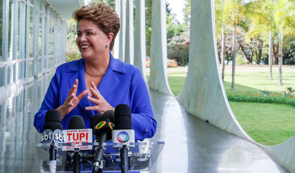 Presidente disse hoje que não "acha necessária" a independência do Banco Central e criticou propostas que sugerem a autonomia técnica da instituição, sem o controle do governo e do Congresso Nacional; "O que estão querendo aplicar não está dando certo no mundo, que é uma política recessiva aberta", criticou. "Querem fazer um baita ajuste, um baita superávit primário, aumentar os juros para danar, reduzir empregos e reduzir salários", acrescentou Dilma, em entrevista coletiva no Palácio da Alvorada; a petista apresentou uma proposta para o setor das micro e pequenas empresas (Foto: Gisele Federicce) Presidente disse hoje que não "acha necessária" a independência do Banco Central e criticou propostas que sugerem a autonomia técnica da instituição, sem o controle do governo e do Congresso Nacional; "O que estão querendo aplicar não está dando certo no mundo, que é uma política recessiva aberta", criticou. "Querem fazer um baita ajuste, um baita superávit primário, aumentar os juros para danar, reduzir empregos e reduzir salários", acrescentou Dilma, em entrevista coletiva no Palácio da Alvorada; a petista apresentou uma proposta para o setor das micro e pequenas empresas