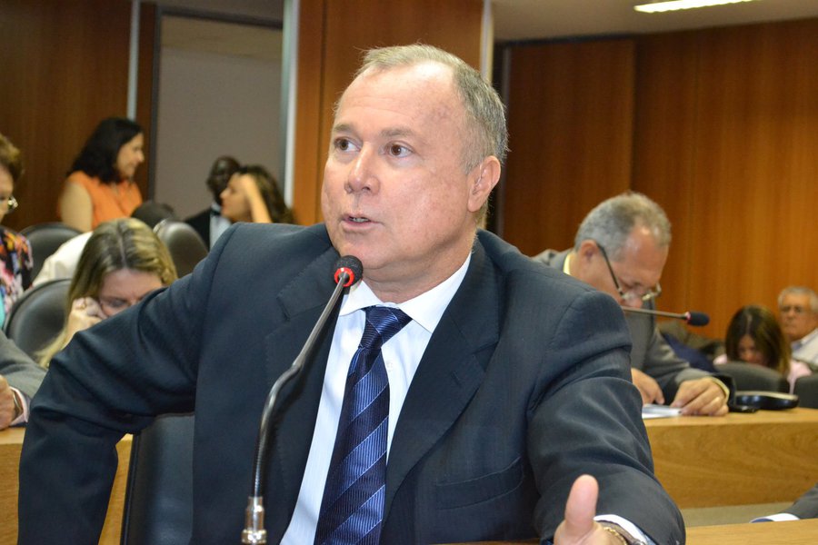 Deputado federal Paulo Azi (DEM-BA) confirmou hoje que existe uma "probabilidade forte" de acontecer a fusão entre o DEM e o PTB, com chance de 70%; "A probabilidade é forte. Existem aqueles que defendem e os que são contra, mas estamos em um amplo processo de debate. Entendemos que com a fusão, nos tornaríamos o terceiro ou quarto maior partido"; o democrata diz ainda que, caso a fusão aconteça, a postura do partido será de independência; "Claramente, um partido independente e de oposição ao PT" (Foto: Romulo Faro) Deputado federal Paulo Azi (DEM-BA) confirmou hoje que existe uma "probabilidade forte" de acontecer a fusão entre o DEM e o PTB, com chance de 70%; "A probabilidade é forte. Existem aqueles que defendem e os que são contra, mas estamos em um amplo processo de debate. Entendemos que com a fusão, nos tornaríamos o terceiro ou quarto maior partido"; o democrata diz ainda que, caso a fusão aconteça, a postura do partido será de independência; "Claramente, um partido independente e de oposição ao PT"