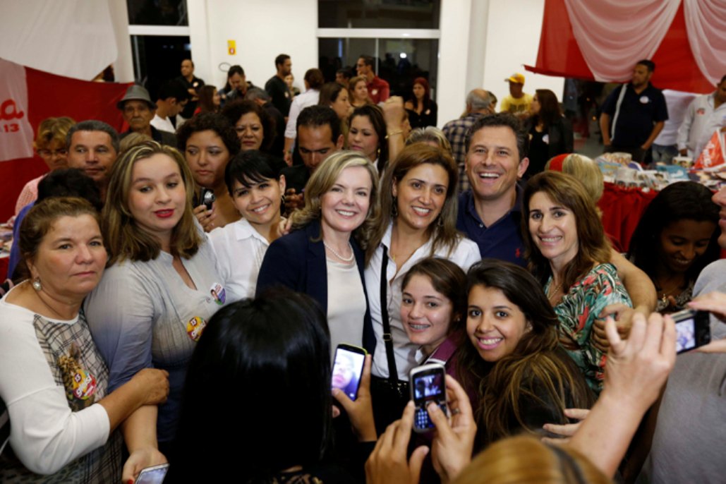 Em reunião com apoiadores de campanha, em Paranaguá, na Grande Curitiba, a candidata ao governo do Paraná Gleisi Hoffmann (PT) enfatizou que sente nas ruas o desejo de mudança e a insatisfação da população com o atual governo do estado; "É muito animador quando as pessoas querem tirar foto, param para conversar, declaram o voto espontaneamente, fazem questão de dar uma palavra de apoio e de entusiasmo para seguirmos em frente na caminhada. Não tenho dúvidas que estaremos no segundo turno", disse (Foto: Leonardo Lucena) Em reunião com apoiadores de campanha, em Paranaguá, na Grande Curitiba, a candidata ao governo do Paraná Gleisi Hoffmann (PT) enfatizou que sente nas ruas o desejo de mudança e a insatisfação da população com o atual governo do estado; "É muito animador quando as pessoas querem tirar foto, param para conversar, declaram o voto espontaneamente, fazem questão de dar uma palavra de apoio e de entusiasmo para seguirmos em frente na caminhada. Não tenho dúvidas que estaremos no segundo turno", disse