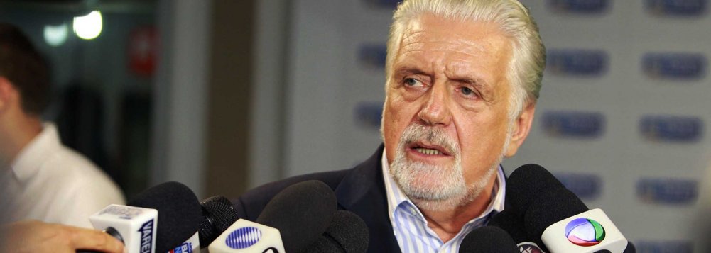 Atualmente com cotação em alta para assumir a presidência da Petrobras, o governador Jaques Wagner afirma que ainda não há definição da presidente Dilma Rousseff sobre o cargo que ele ocupará no seu segundo mandato. "Já conversei com Dilma pra ajudá-la e sou parceiro dela e do projeto que a gente vem construindo. Ela me disse que quer contar comigo, mas ainda não discutimos em que posição"; segundo o petista, Dilma deve anunciar sua equipe de transição na segunda quinzena de dezembro (Foto: Romulo Faro) Atualmente com cotação em alta para assumir a presidência da Petrobras, o governador Jaques Wagner afirma que ainda não há definição da presidente Dilma Rousseff sobre o cargo que ele ocupará no seu segundo mandato. "Já conversei com Dilma pra ajudá-la e sou parceiro dela e do projeto que a gente vem construindo. Ela me disse que quer contar comigo, mas ainda não discutimos em que posição"; segundo o petista, Dilma deve anunciar sua equipe de transição na segunda quinzena de dezembro