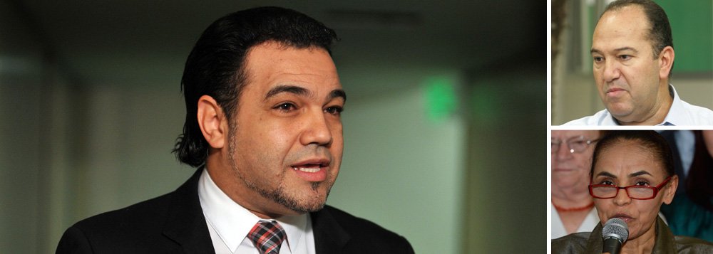 Deputado Marco Feliciano, do PSC, sugere que Everaldo, do mesmo partido, desista da candidatura à presidência e apoie a presidenciável do PSB, Marina Silva; segundo ele, para "não haver divisão no meio cristão"; pastor contou ter ficado chocado com a primeira versão do programa de governo de Marina Silva, que apoiava o casamento gay, mas que comemorou o recuo da candidata diante da pressão de Malafaia
(Foto: Gisele Federicce) Deputado Marco Feliciano, do PSC, sugere que Everaldo, do mesmo partido, desista da candidatura à presidência e apoie a presidenciável do PSB, Marina Silva; segundo ele, para "não haver divisão no meio cristão"; pastor contou ter ficado chocado com a primeira versão do programa de governo de Marina Silva, que apoiava o casamento gay, mas que comemorou o recuo da candidata diante da pressão de Malafaia