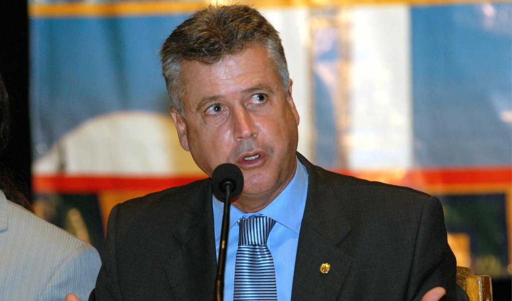 O governador eleito do Distrito Federal Rodrigo Rollemberg (PSB) tem dito a seus aliados mais próximos que pretende iniciar sua gestão acompanhado de um secretariado de projeção nacional. Na equipe de transição, a meta tem acordo entre os partidos da coligação original – PSD, PDT e Solidariedade (Foto: Leonardo Araújo) O governador eleito do Distrito Federal Rodrigo Rollemberg (PSB) tem dito a seus aliados mais próximos que pretende iniciar sua gestão acompanhado de um secretariado de projeção nacional. Na equipe de transição, a meta tem acordo entre os partidos da coligação original – PSD, PDT e Solidariedade