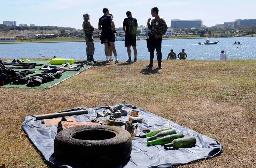 A Agência Reguladora de Águas, Energia e Saneamento Básico do Distrito Federal (Adasa) realiza nos dias 17, 18 e 19 de setembro a quarta edição da Semana Lago Limpo, e novamente os reeducandos da Funap irão participar da iniciativa; cerca de 100 trabalhadores em cumprimento de pena devem participar da ação neste ano, pelo menos 20 a mais em relação à 2013 (Foto: Leonardo Lucena) A Agência Reguladora de Águas, Energia e Saneamento Básico do Distrito Federal (Adasa) realiza nos dias 17, 18 e 19 de setembro a quarta edição da Semana Lago Limpo, e novamente os reeducandos da Funap irão participar da iniciativa; cerca de 100 trabalhadores em cumprimento de pena devem participar da ação neste ano, pelo menos 20 a mais em relação à 2013