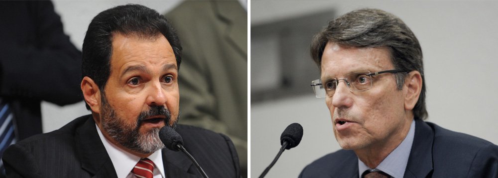 O governador do Distrito Federal, Agnelo Queiroz (PT), afirmou que a relação com a equipe de transição de Rodrigo Rollemberg será “apenas protocolar” até a data da posse; o petista se disse ultrajado pelas declarações do coordenador de Rollemberg, Hélio Doyle, que afirmou ser um “ato de hostilidade” o silêncio do GDF sobre o projeto de lei que devolve à Câmara o papel de aprovação das decisões do governo quanto à criação ou extinção de cargos e órgãos públicos (Foto: Leonardo Araújo) O governador do Distrito Federal, Agnelo Queiroz (PT), afirmou que a relação com a equipe de transição de Rodrigo Rollemberg será “apenas protocolar” até a data da posse; o petista se disse ultrajado pelas declarações do coordenador de Rollemberg, Hélio Doyle, que afirmou ser um “ato de hostilidade” o silêncio do GDF sobre o projeto de lei que devolve à Câmara o papel de aprovação das decisões do governo quanto à criação ou extinção de cargos e órgãos públicos