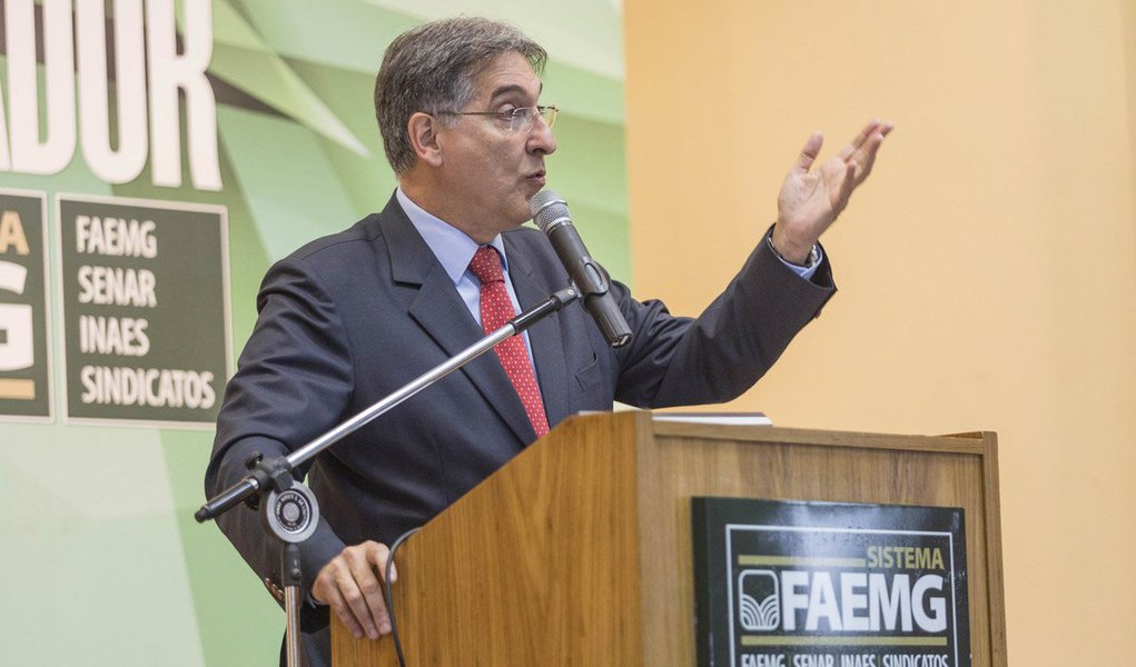 Com o objetivo de conquistar apoio de representantes do agronegócio, o candidato a governador de Minas Gerais pelo PT, Fernando Pimentel, afirmou que "é preciso desburocratizar" a concessão de uma licença ambiental que, atualmente, pode demorar até três anos para ser emitida pelo governo; "Vamos dar apoio para que os escritórios regionais do Instituto Estadual de Florestas (IEF) possam se preparar para isso. Hoje está tudo centralizado nas superintendências", afirmou o petista, evento na Faemg, em Belo Horizonte (Foto: Leonardo Lucena) Com o objetivo de conquistar apoio de representantes do agronegócio, o candidato a governador de Minas Gerais pelo PT, Fernando Pimentel, afirmou que "é preciso desburocratizar" a concessão de uma licença ambiental que, atualmente, pode demorar até três anos para ser emitida pelo governo; "Vamos dar apoio para que os escritórios regionais do Instituto Estadual de Florestas (IEF) possam se preparar para isso. Hoje está tudo centralizado nas superintendências", afirmou o petista, evento na Faemg, em Belo Horizonte
