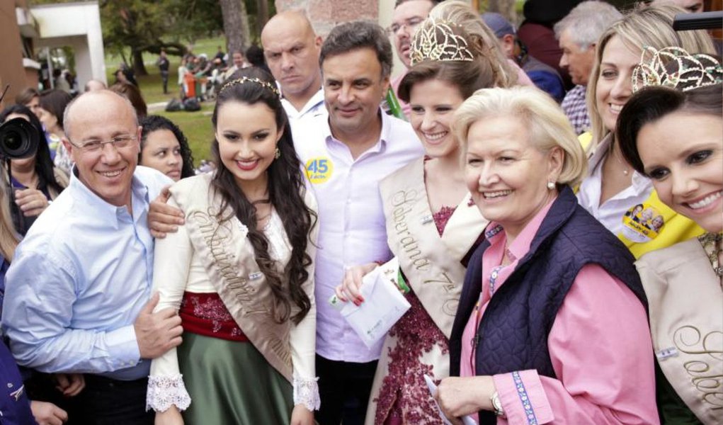 Candidato do PSDB afirma que, a partir de hoje, o governo "não tem mais ministro da Fazenda"; Aécio Neves se refere ao anúncio de Dilma de que irá trocar a equipe caso seja reeleita; "Eleição nova, governo novo, equipe nova", disse a presidente; presidenciável tucano acrescentou que "nenhuma das negociações, nenhum dos entendimentos com o governo passa a ter credibilidade hoje" (Foto: Gisele Federicce) Candidato do PSDB afirma que, a partir de hoje, o governo "não tem mais ministro da Fazenda"; Aécio Neves se refere ao anúncio de Dilma de que irá trocar a equipe caso seja reeleita; "Eleição nova, governo novo, equipe nova", disse a presidente; presidenciável tucano acrescentou que "nenhuma das negociações, nenhum dos entendimentos com o governo passa a ter credibilidade hoje"