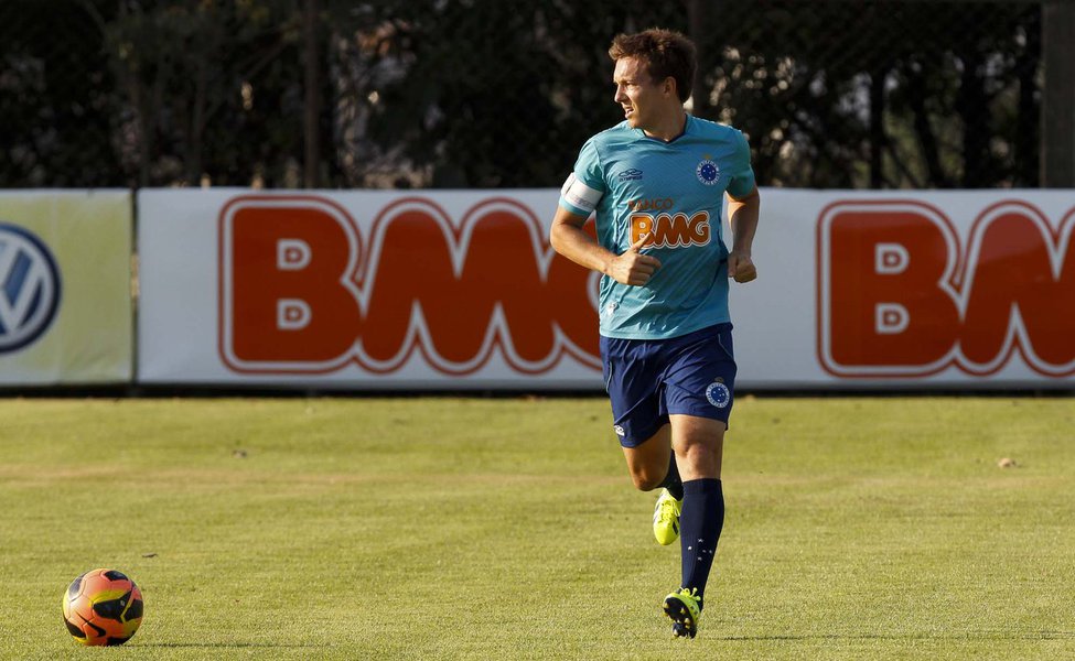 Dagol teve um 2014 promissor no início, mas após se lesionar, não conseguiu recuperar a titularidade, e acabou ficando o restante da temporada, como suplente de Marquinhos, Willian e Alison (Foto: Luis Mauro Queiroz) Dagol teve um 2014 promissor no início, mas após se lesionar, não conseguiu recuperar a titularidade, e acabou ficando o restante da temporada, como suplente de Marquinhos, Willian e Alison