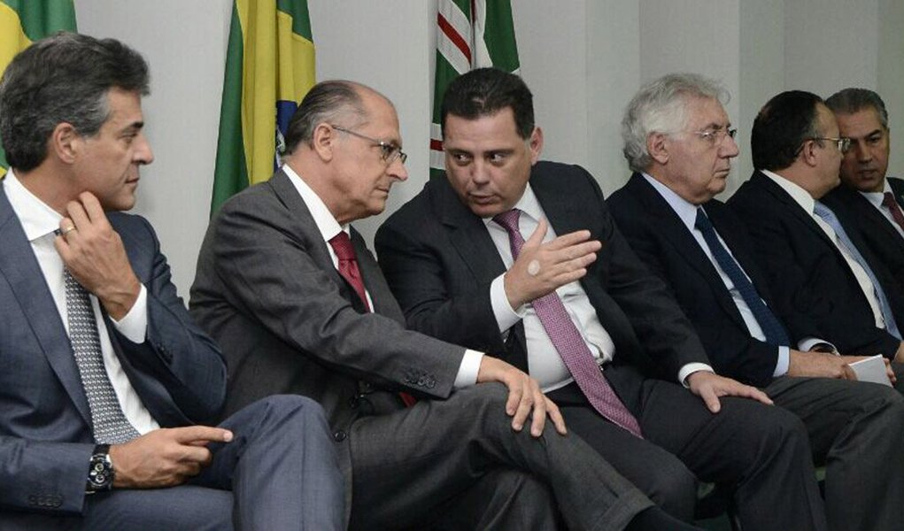 Governador de Goiás reúne em Goiânia colegas de São Paulo, Paraná, Mato Grosso e Mato Grosso do Sul para discutir resgate do setor sucroenergético; segmento vive crise sem precedentes com o fechamento de 84 usinas nos últimos anos e perspectivas muitos ruins para a safra 2015; presidente do sindicato das usinas de Goias diz que milhares de empregos são fechados e economias de municípios inteiros estão se deteriorando; diz ainda que setor tem potencial energético de uma Itaipu e meia e pode ser solução para crise energética (Foto: Realle Palazzo-Martini) Governador de Goiás reúne em Goiânia colegas de São Paulo, Paraná, Mato Grosso e Mato Grosso do Sul para discutir resgate do setor sucroenergético; segmento vive crise sem precedentes com o fechamento de 84 usinas nos últimos anos e perspectivas muitos ruins para a safra 2015; presidente do sindicato das usinas de Goias diz que milhares de empregos são fechados e economias de municípios inteiros estão se deteriorando; diz ainda que setor tem potencial energético de uma Itaipu e meia e pode ser solução para crise energética