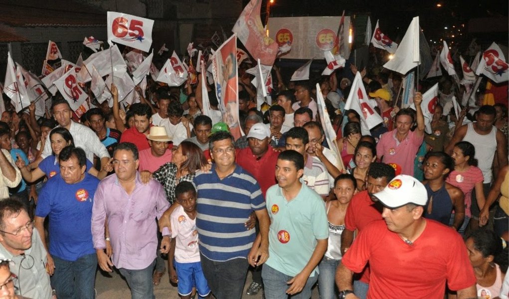 Em carreata pelas ruas de Tufilândia, interior do estado, o candidato ao governo maranhense Flávio Dino (PC do B) relembrou a importância do investimento em ações que estimulem a produção no campo e o reforço a políticas sociais para assegurar igualdade aos maranhenses; "Nosso objetivo é levar a justiça para todos os municípios maranhenses, com reforço da agricultura, produção no campo e políticas sociais. O povo tem força e fé em um Maranhão melhor", defendeu (Foto: Leonardo Lucena) Em carreata pelas ruas de Tufilândia, interior do estado, o candidato ao governo maranhense Flávio Dino (PC do B) relembrou a importância do investimento em ações que estimulem a produção no campo e o reforço a políticas sociais para assegurar igualdade aos maranhenses; "Nosso objetivo é levar a justiça para todos os municípios maranhenses, com reforço da agricultura, produção no campo e políticas sociais. O povo tem força e fé em um Maranhão melhor", defendeu