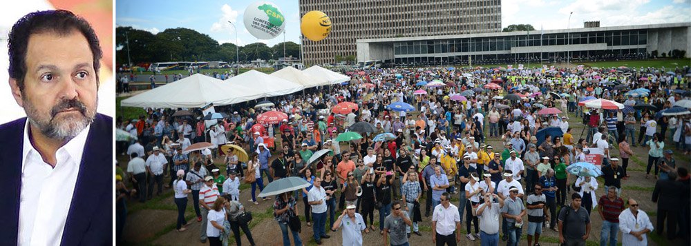 Mais de 1,5 mil servidores públicos protestaram em frente ao Palácio do Buriti para reivindicar a garantia do recebimento das últimas parcelas do reajuste salarial concedido pelo governo anterior, o de Agnelo Queiro (PT); a iniciativa beneficia mais de 100 mil servidores públicos, mas está sob análise do TJ; Ministério Público, o órgão sustenta que reajustes são inconstitucionais porque foram concedidos sem previsão orçamentária, o que contraria as leis Orgânica do DF e a LRF; a medida têm previsão calculada de impacto financeiro de R$ 855,4 milhões para este ano e de quase R$ 2 bilhões em 2016 (Foto: Leonardo Lucena) Mais de 1,5 mil servidores públicos protestaram em frente ao Palácio do Buriti para reivindicar a garantia do recebimento das últimas parcelas do reajuste salarial concedido pelo governo anterior, o de Agnelo Queiro (PT); a iniciativa beneficia mais de 100 mil servidores públicos, mas está sob análise do TJ; Ministério Público, o órgão sustenta que reajustes são inconstitucionais porque foram concedidos sem previsão orçamentária, o que contraria as leis Orgânica do DF e a LRF; a medida têm previsão calculada de impacto financeiro de R$ 855,4 milhões para este ano e de quase R$ 2 bilhões em 2016